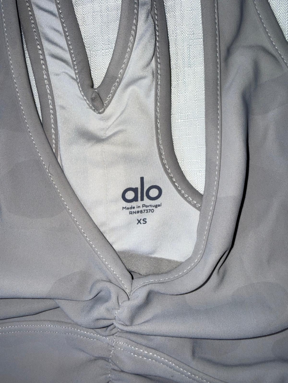 Alo Yoga Crop Top - Grey - Size XS - Excellent Condition - Picture 3 of 6